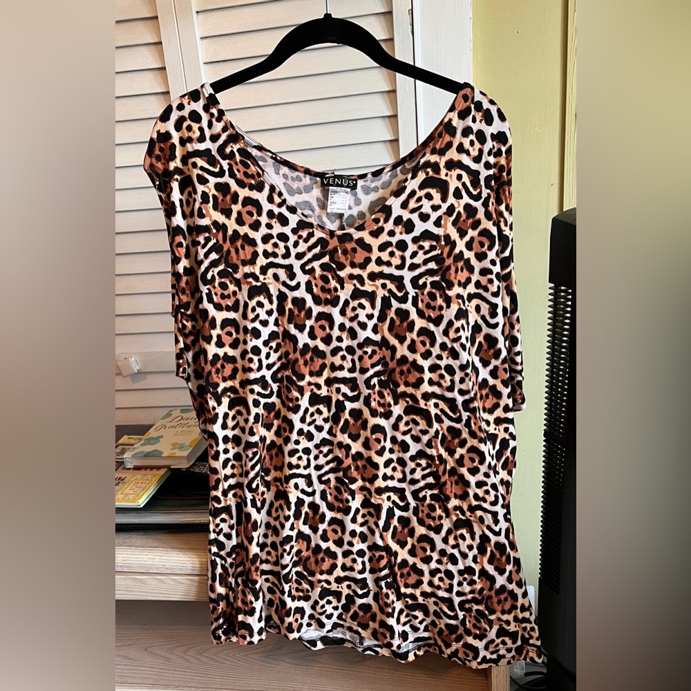 COPY - New Venus short sleeve cold shoulder top. Leopard print XL